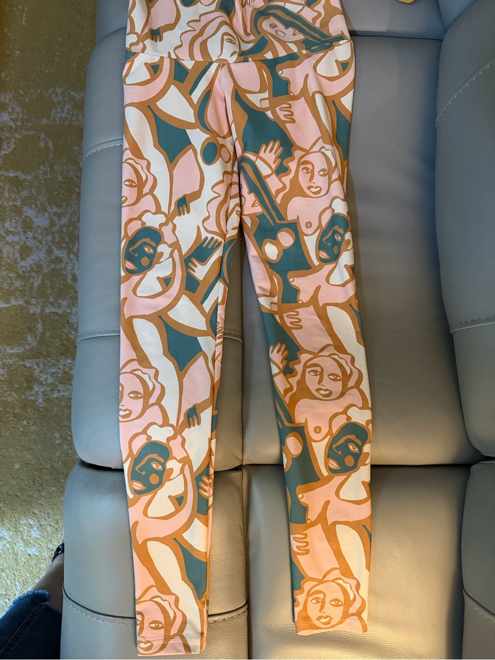 Dazey LA Pink, Teal & Gold Abstract Figure Leggings Size Small EUC high rise